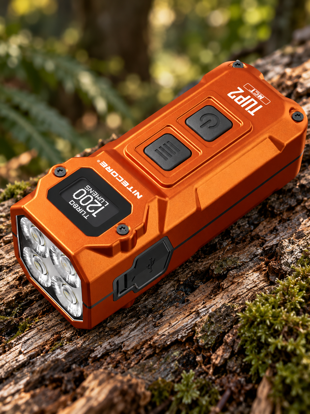 Nitecore TUP2 pomarańczowy w leśnej scenerii — wizualizacja AI